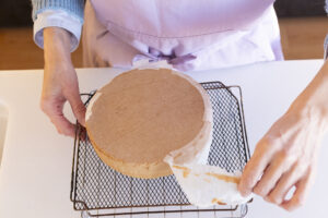 ケーキのクッキングシートをはずす