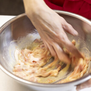 春巻きの具の豚肉に下味をつける